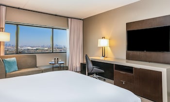 Room, 1 King Bed (Roll-In Shower, NYC Skyline View)