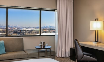 Room, 1 King Bed (Roll-In Shower, NYC Skyline View)