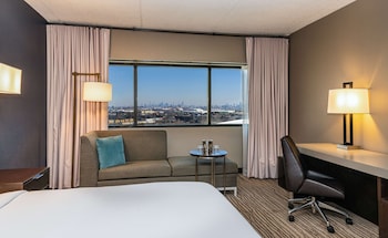 Room, 1 King Bed (Roll-In Shower, NYC Skyline View)