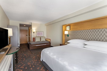 Suite, 1 King Bed with Sofa bed, Accessible (Mobility)