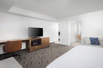 Suite, 1 King Bed, Accessible