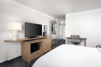 Standard Room, 1 Queen Bed, Accessible (Comm, Roll Shwr)