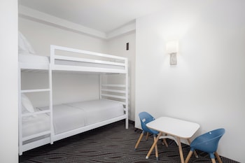 Suite, 1 King Bed, Accessible