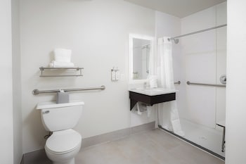 Standard Room, 1 King Bed, Accessible (Comm, Roll Shwr)