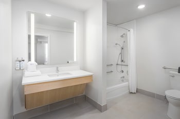 Suite, 1 King Bed, Accessible