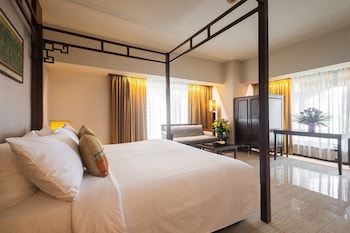 Junior Suite, 1 King Bed, Accessible, Bathtub