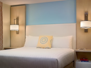 Studio Suite, 1 Queen Bed, Accessible, Fireplace (Kitchen, Mobility, Tub)