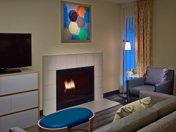 Studio Suite, 1 Queen Bed, Accessible, Fireplace (Kitchen, Mobility, Tub)