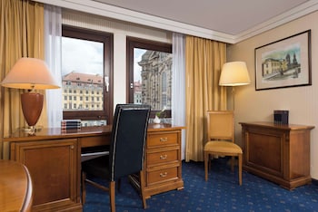 Suite, 1 King Bed, Corner