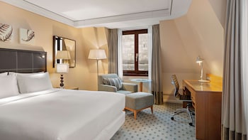 Executive Room, 1 Queen Bed, Club Lounge Access