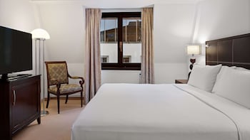 Suite, 1 King Bed, Corner