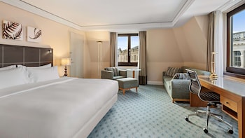 Executive Room, 1 Queen Bed (Family)