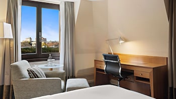 Executive Room, 1 Queen Bed, Club Lounge Access