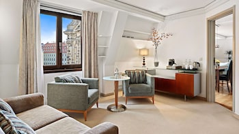 Suite, 1 King Bed, Corner