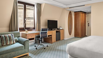 Executive Room, 1 Queen Bed (Family)