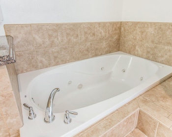 Deluxe Room, 1 King Bed with Hot Tub, Smoking
