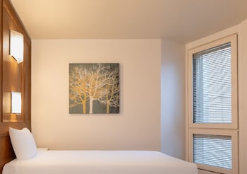 Room (Urban Solo)