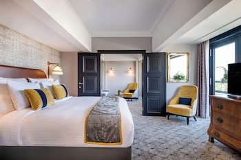 Signature Suite, 1 King Bed, Hot Tub (Warwick)