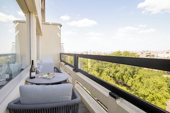 Signature Suite, 1 King Bed, Hot Tub (Warwick)