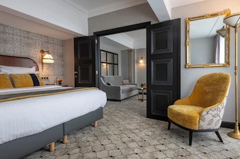 Signature Suite, 1 King Bed, Hot Tub (Warwick)