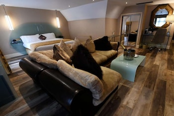 Suite, 1 King Bed, Smoking