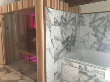 Suite, 1 King Bed, Non Smoking, Jetted Tub