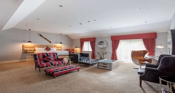Suite, 1 King Bed, Smoking