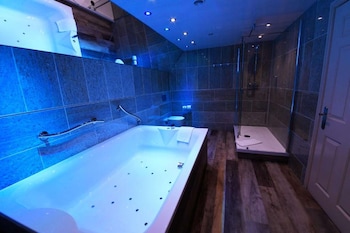 Suite, 1 King Bed, Smoking