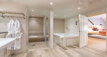 Suite, 1 King Bed, Smoking