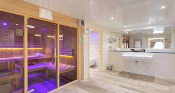 Suite, 1 King Bed, Smoking (Four Poster Bed)
