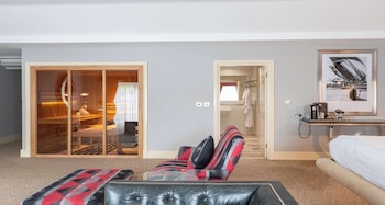Suite, 1 King Bed, Smoking