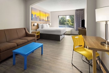 Suite, 1 King Bed, Non Smoking (Interior)