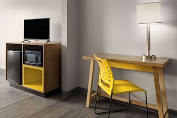 Suite, 1 King Bed, Non Smoking (Interior)
