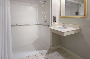 Suite, 1 King Bed, Accessible, Non Smoking