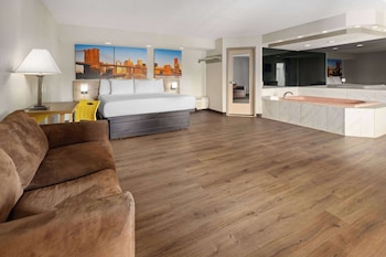 Suite, 1 King Bed, Smoking
