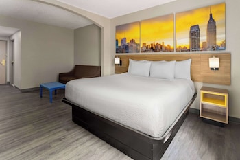 Suite, 1 King Bed, Accessible, Non Smoking