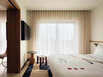 Room, 1 King Bed, Poolside