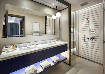 Executive Suite, 1 King Bed (With Lounge Access)