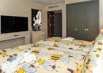 Family Room, Connecting Rooms