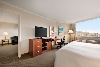 1 King Bed Suite, Executive Lounge Access