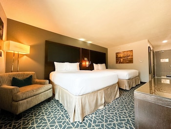 Room, 2 Queen Beds, Accessible, Bathtub