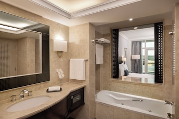 Room, Club Lounge Access, Sea View (Spacious, Balcony, King Bed)