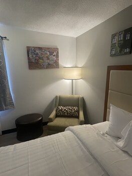 Suite, 1 King Bed, Non Smoking, Kitchenette