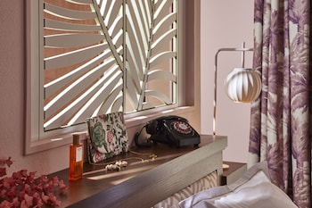 Room (Tropical)