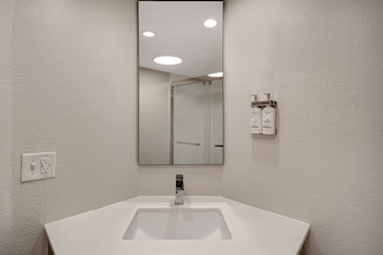 Standard Room, 1 King Bed, Accessible (Comm, Minifridge)