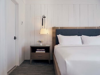 Room, 1 King Bed, Mobility Accessible, Resort View