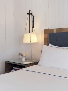 Room, 1 King Bed (Waterview)