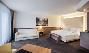 Junior Suite, 1 Queen Bed with Sofa bed
