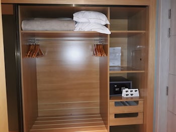 Deluxe Double Room, 1 Queen Bed, Kitchenette, Partial Sea View