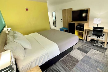 Room, 1 King Bed, Mobility Accessible, Non Smoking (Roll-in Shower)
